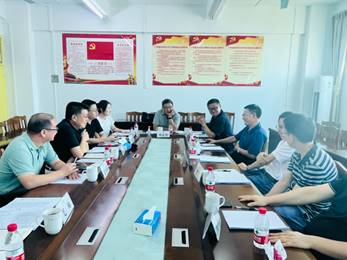 会议室里的人们 描述已自动生成