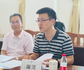 一群男人和女人坐在桌子边 描述已自动生成