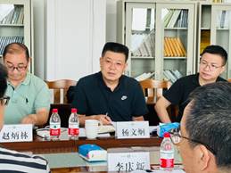 一群人坐在桌子前 描述已自动生成