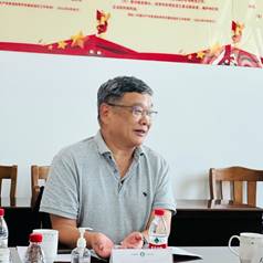 桌子前的男人 中度可信度描述已自动生成