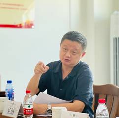 人坐在桌子前 描述已自动生成