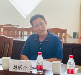 男人坐在桌子前 中度可信度描述已自动生成