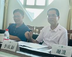 男人和女人在桌子边 低可信度描述已自动生成